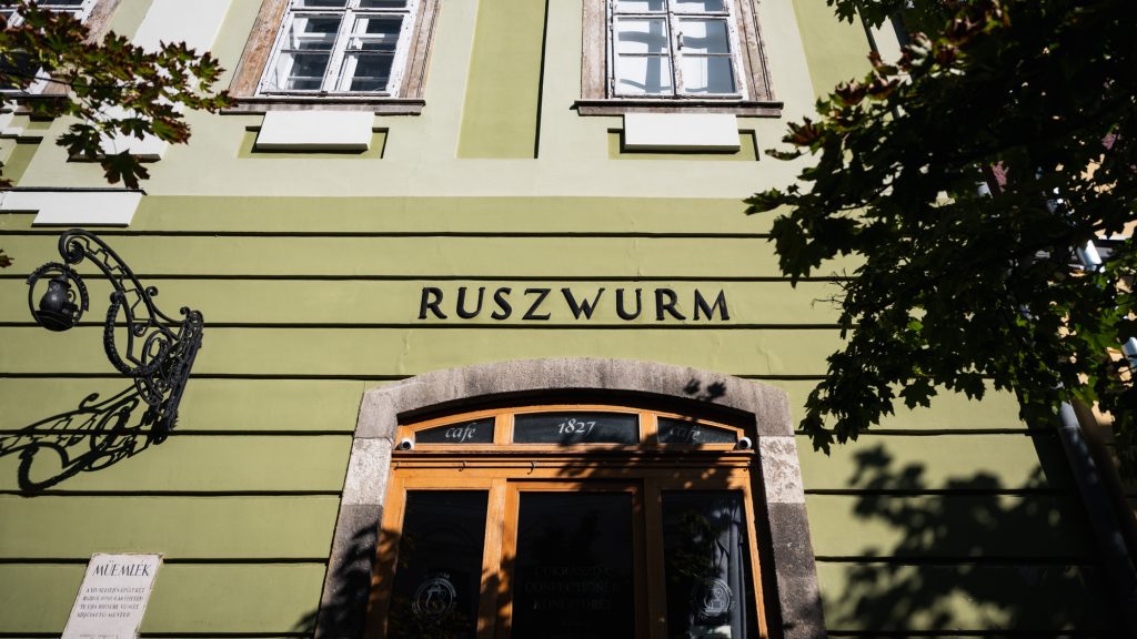A Fidesz kampányához igazíthatták a Ruszwurm cukrászda sorsát