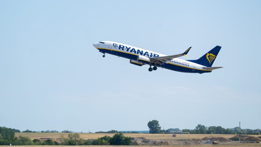 A Ryanair-vezér szerint nem lógott ki a gépükből a szerb utas feje