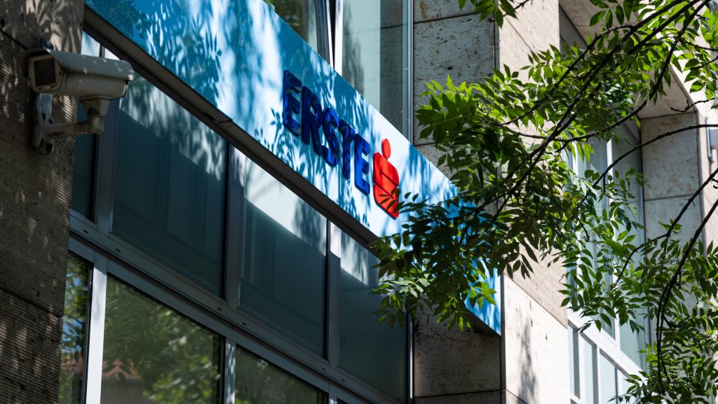 Eltörölte az Erste a revolutos készpénzfelvételi díjat