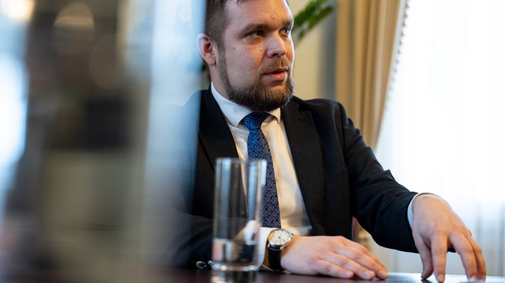Pintér Bence: Feljelentést tettünk, miután „cigány” feliratot festettek egy győri fodrászüzletre