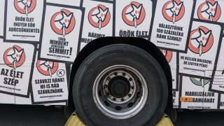 A Magyar Kétfarkú Kutyapárt (MKKP) kampánybusza Dunaújvárosban 2026. március 18-án.