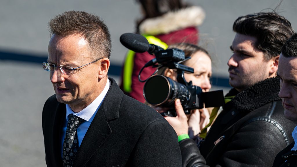 Szijjártó Péter azt mondja, jelenleg fontos tárgyalásokat bonyolít a Közel-Keleten