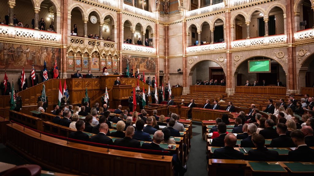 Kamarai tagság, Médiatanács, gyermekvédelem: sűrű napja lesz a parlamentnek