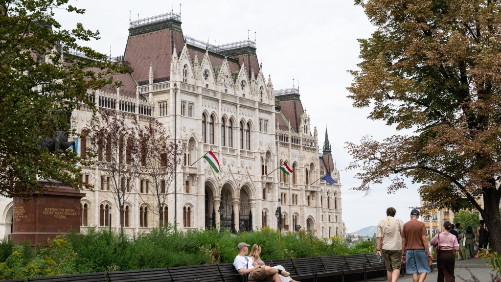 A parlament jövő héten választja meg az Alkotmánybíróság új tagjait, ügynökakta-törvényről is szavaznak