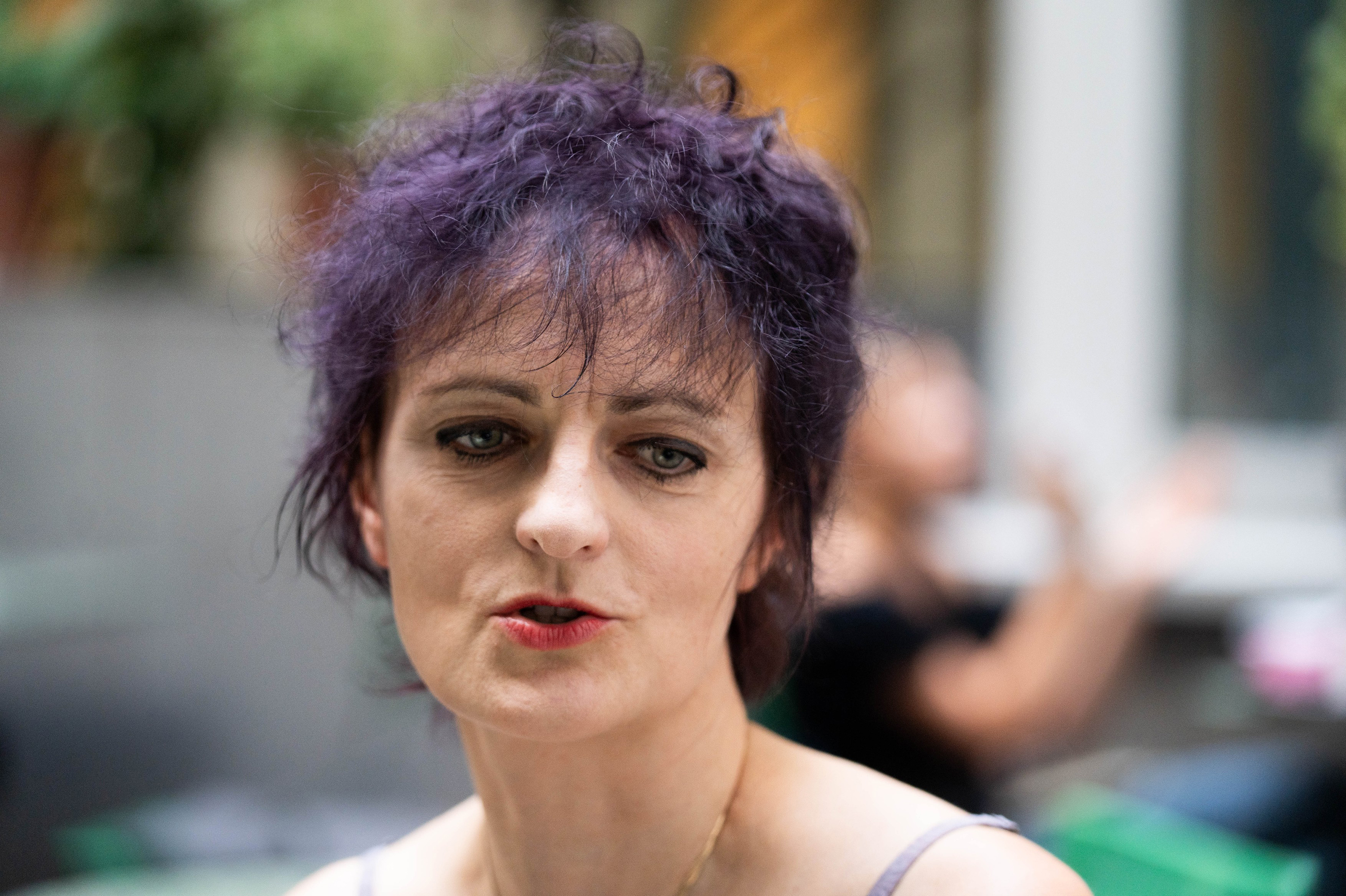 „Kell egy hely a világon, ahol az ember meg tudja tapasztalni az érintés nem szexuális oldalát” 1 Interjú Duda Viktóriával, öleléssel kapcsolatos workshopokat tart. Jedermann kávéház 2026. szeptember 8-án.