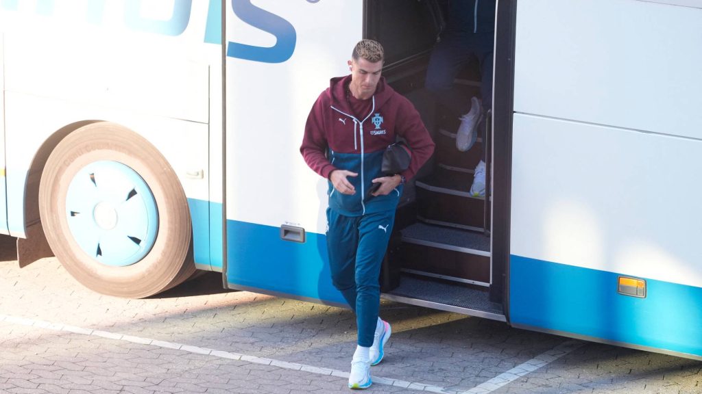 Cristiano Ronaldo ismét kihagyta az edzést, és elhúzott egy kisbusszal