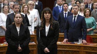 A Nemzeti Vagyonvisszaszerzési és Vagyonvédelmi Hivatal elnökének megválasztott Unger Anna Róza és a hivatal nyomozati elnökhelyettesének megválasztott Tasnády Katalin leteszi esküjét az Országgyűlés rendkívüli ülésén 2026. augusztus 28-án.