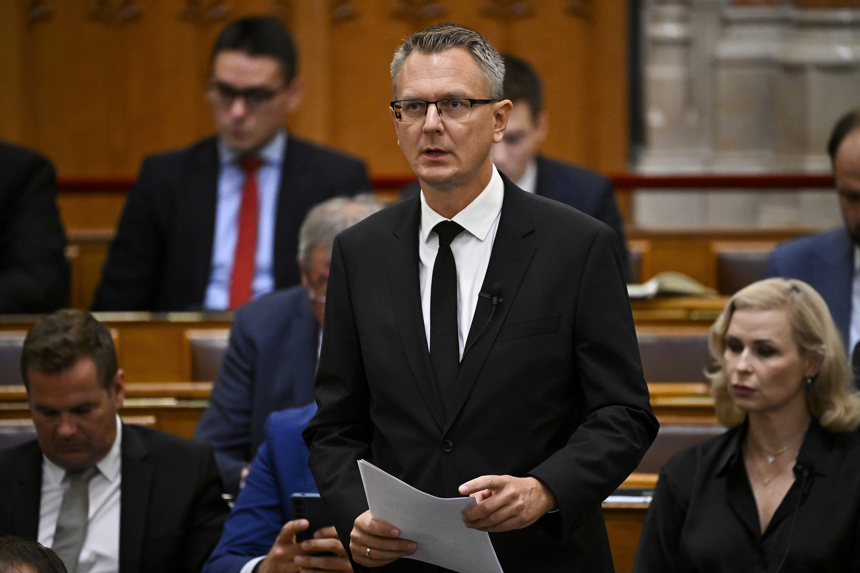 Magyar Péter: Vége a megyei közgyűléseknek, tíz térségben vidékfejlesztési mintaprogram indul 1 Rétvári Bence, a KDNP frakcióvezetője a kormányfő napirend előtti felszólalására reagál az Országgyűlés plenáris ülésén 2026. szeptember 8-án.