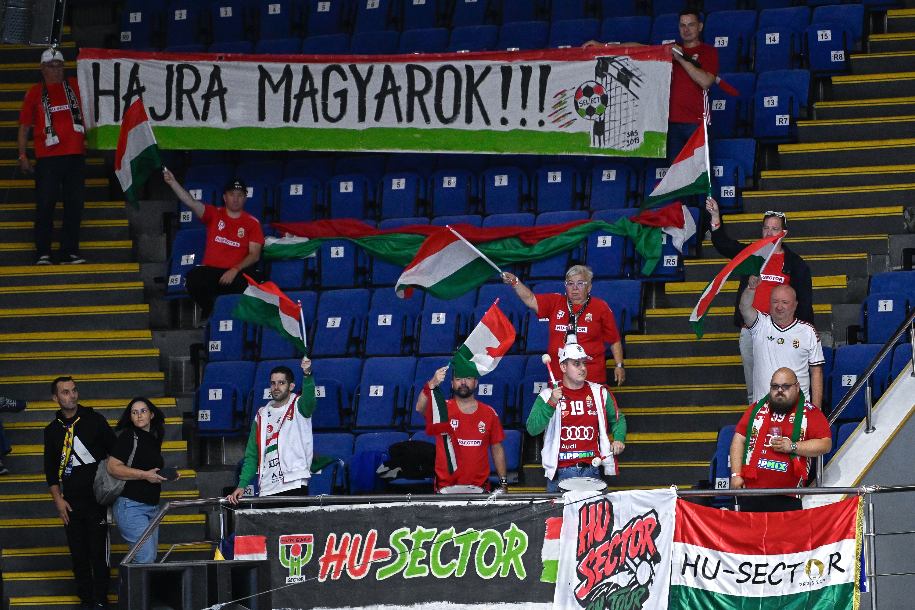 Magyar szurkolók a női kézilabda Eurokupa négyes döntőjében.