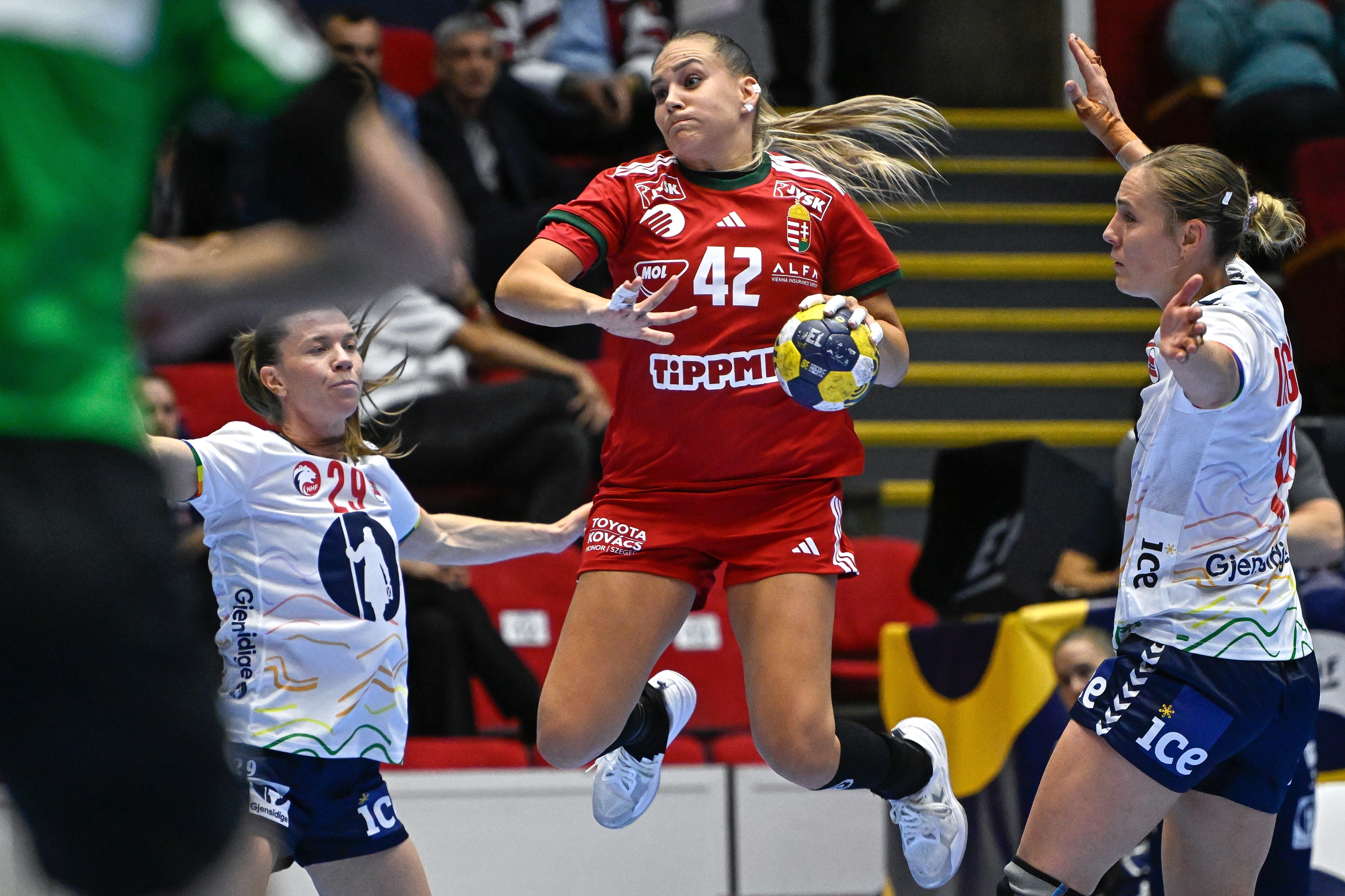 Klujber Katrin (k), valamint a norvég Kristin Venn (b) és Ingvild Kristiansen Bakkerud a női kézilabda Eurokupa négyes döntőjében.