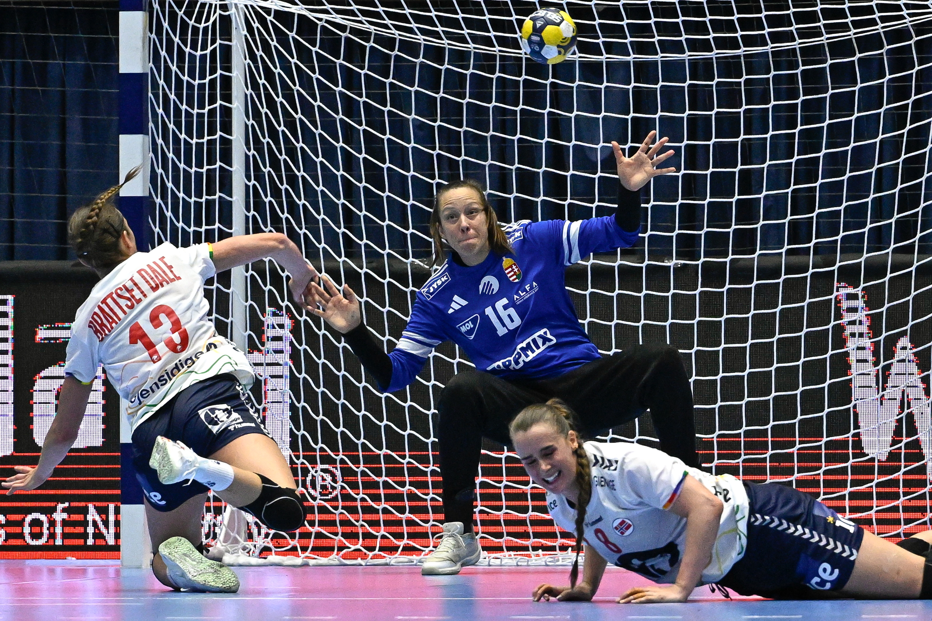 Böde-Bíró Blanka kapus (k), valamint a norvég Kari Brattset Dale (b) és Live Rushfeldt Deila a nõi kézilabda Eurokupa négyes döntõjében.