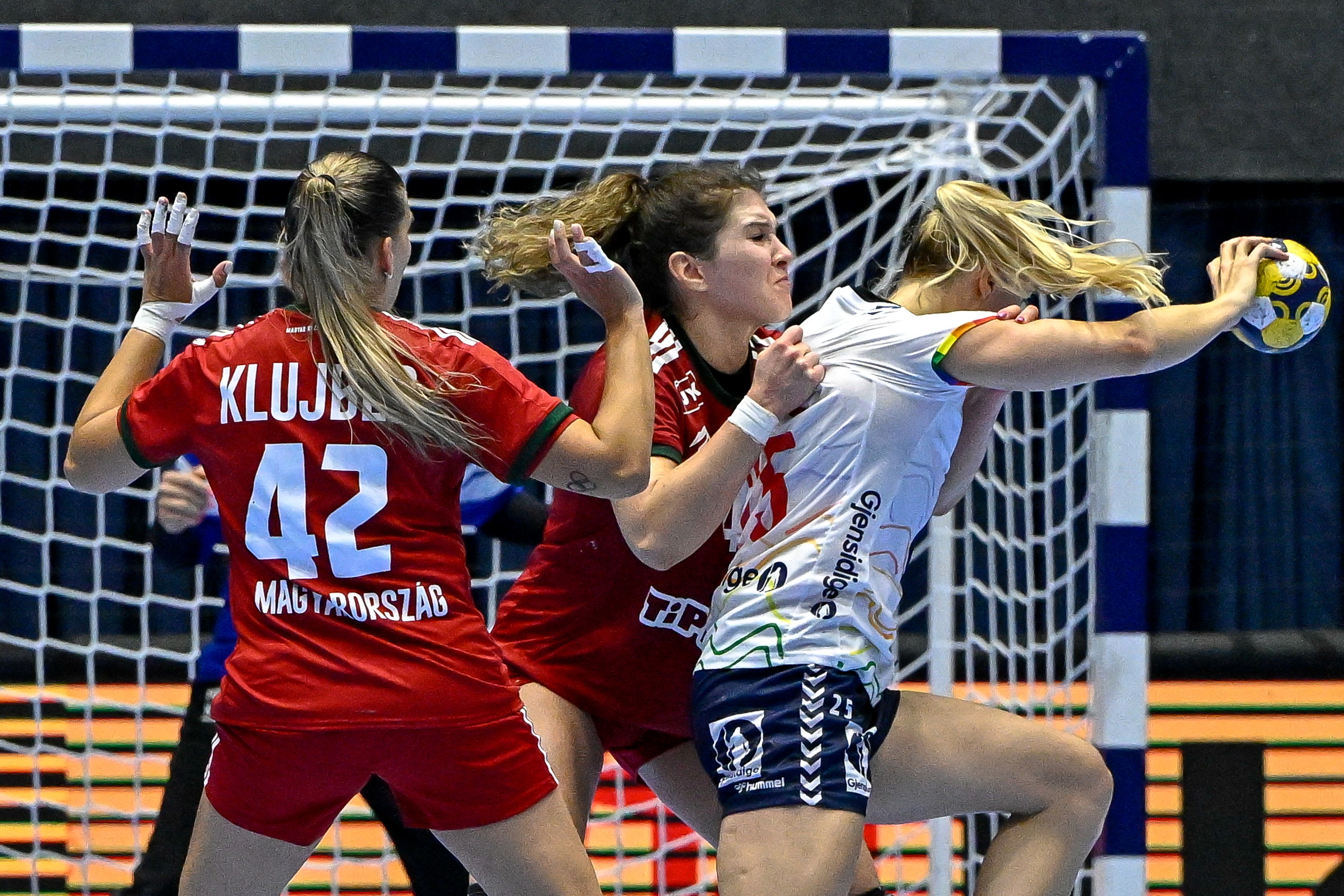 Klujber Katrin (b) és Tóvizi Petra (k), valamint a norvég Henny Ella Reistad a nõi kézilabda Eurokupa négyes döntõjében.