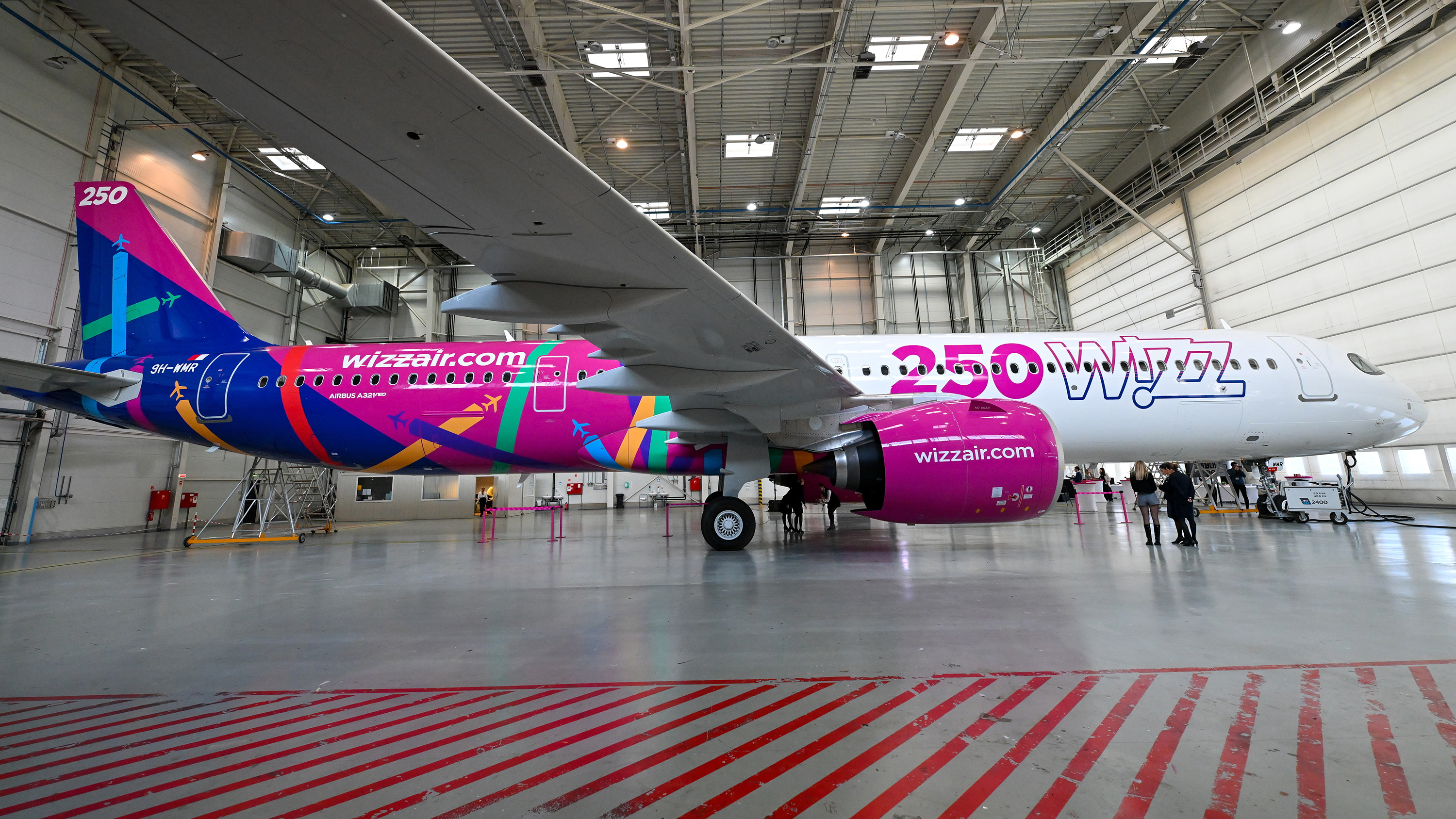 A Wizz Air 250. repülőgépe az Aeroplex Közép-Európai Kft. hangárjában tartott átadáson a Liszt Ferenc-repülőtéren 2025. november 28-án.