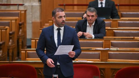 Budapest, 2026. szeptember 15. Tárkányi Zsolt, a Közlekedési és Beruházási Minisztérium parlamenti államtitkára, elõterjesztõ felszólal az egyes koncesszióval összefüggõ törvények módosításáról szóló vitában az Országgyûlés plenáris ülésén 2026. szeptember 15-én.