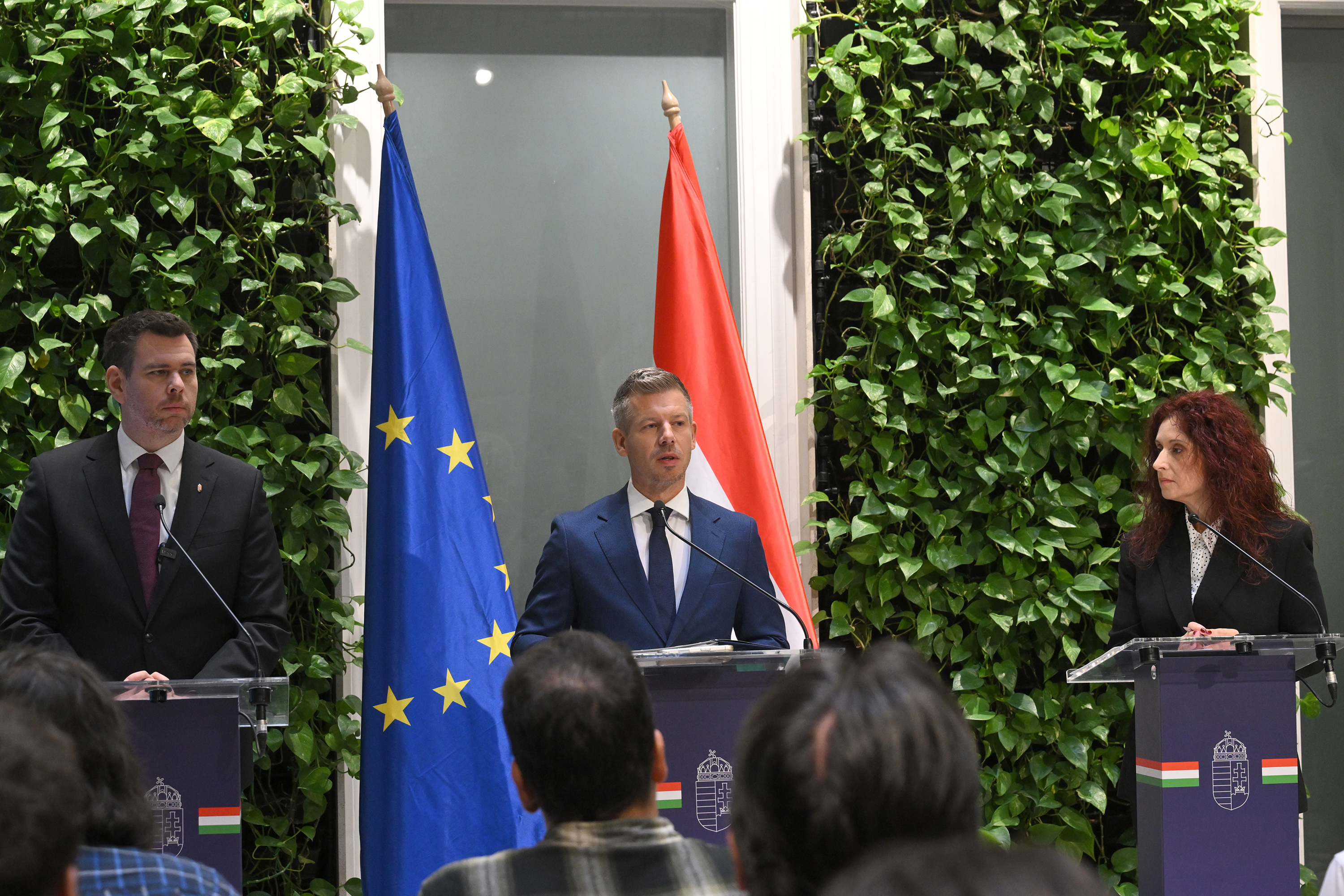 Magyar és Vitézy tájékoztatója: „Vége van” az autópálya-szerződésnek, feljelentéseket is tesznek 1 Magyar Péter miniszterelnök (k), Vitézy Dávid közlekedési és beruházási miniszter (b) és Magyar Éva kormányszóvivő a Miniszterelnökségen tartott kormányszóvivői tájékoztatón 2026. szeptember 18-án.