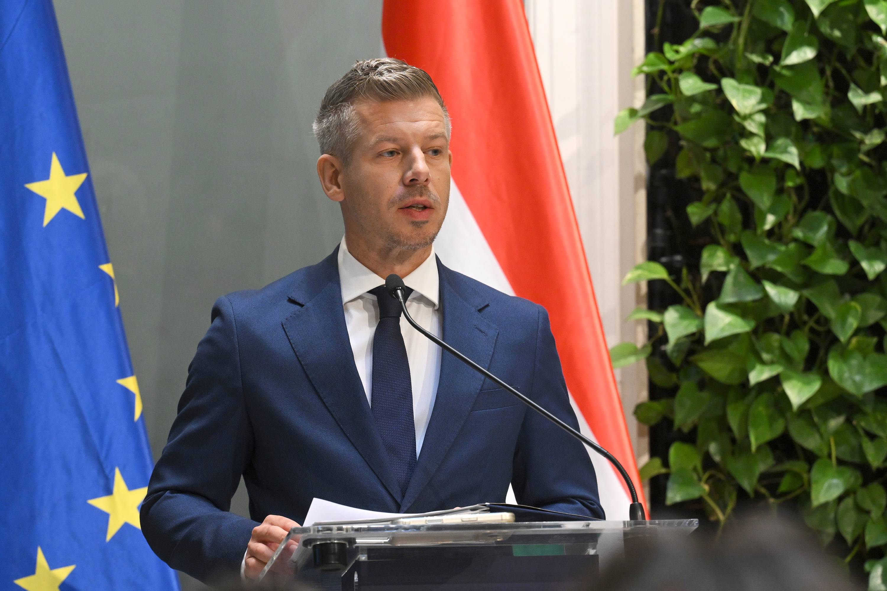Magyar és Vitézy tájékoztatója: „Vége van” az autópálya-szerződésnek, feljelentéseket is tesznek 1 Magyar Péter miniszterelnök a Miniszterelnökségen tartott kormányszóvivői tájékoztatón 2026. szeptember 18-án.