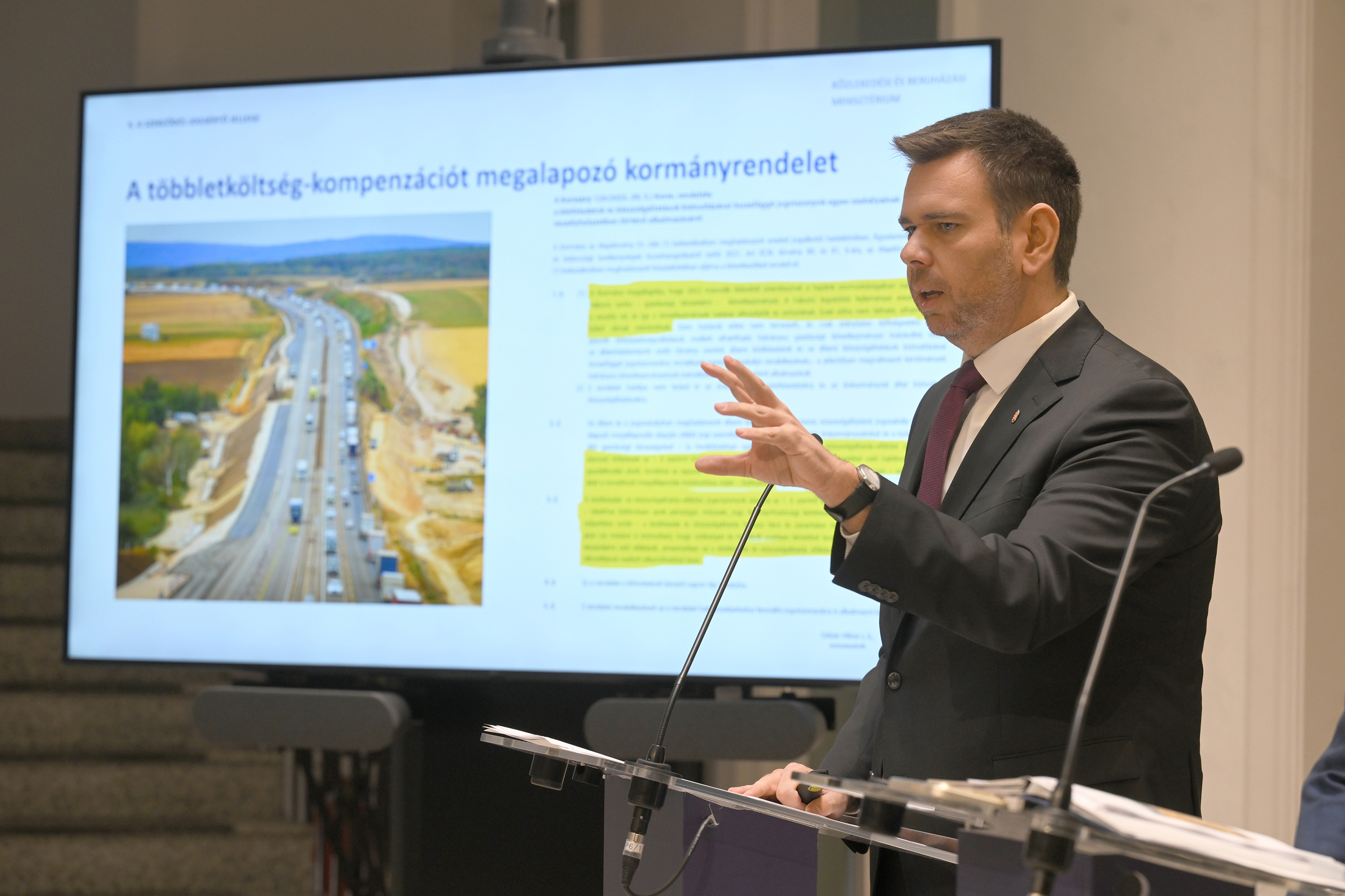 Magyar és Vitézy tájékoztatója: „Vége van” az autópálya-szerződésnek, feljelentéseket is tesznek 1 Vitézy Dávid közlekedési és beruházási miniszter a Miniszterelnökségen tartott kormányszóvivői tájékoztatón 2026. szeptember 18-án.