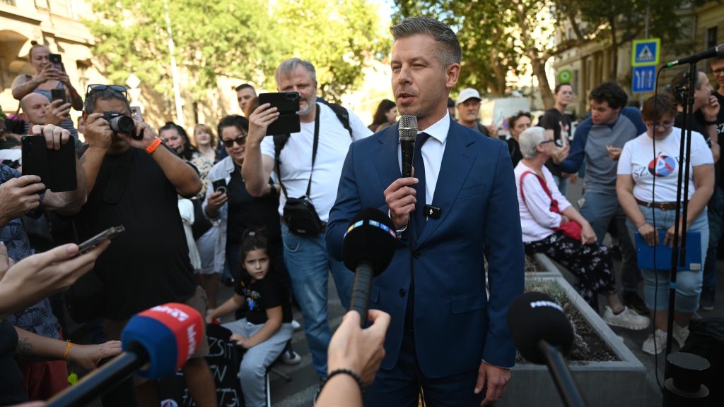 Magyar Péter átvette a szociális ágazatban dolgozók követeléseit a Miniszterelnökség előtti tüntetésen