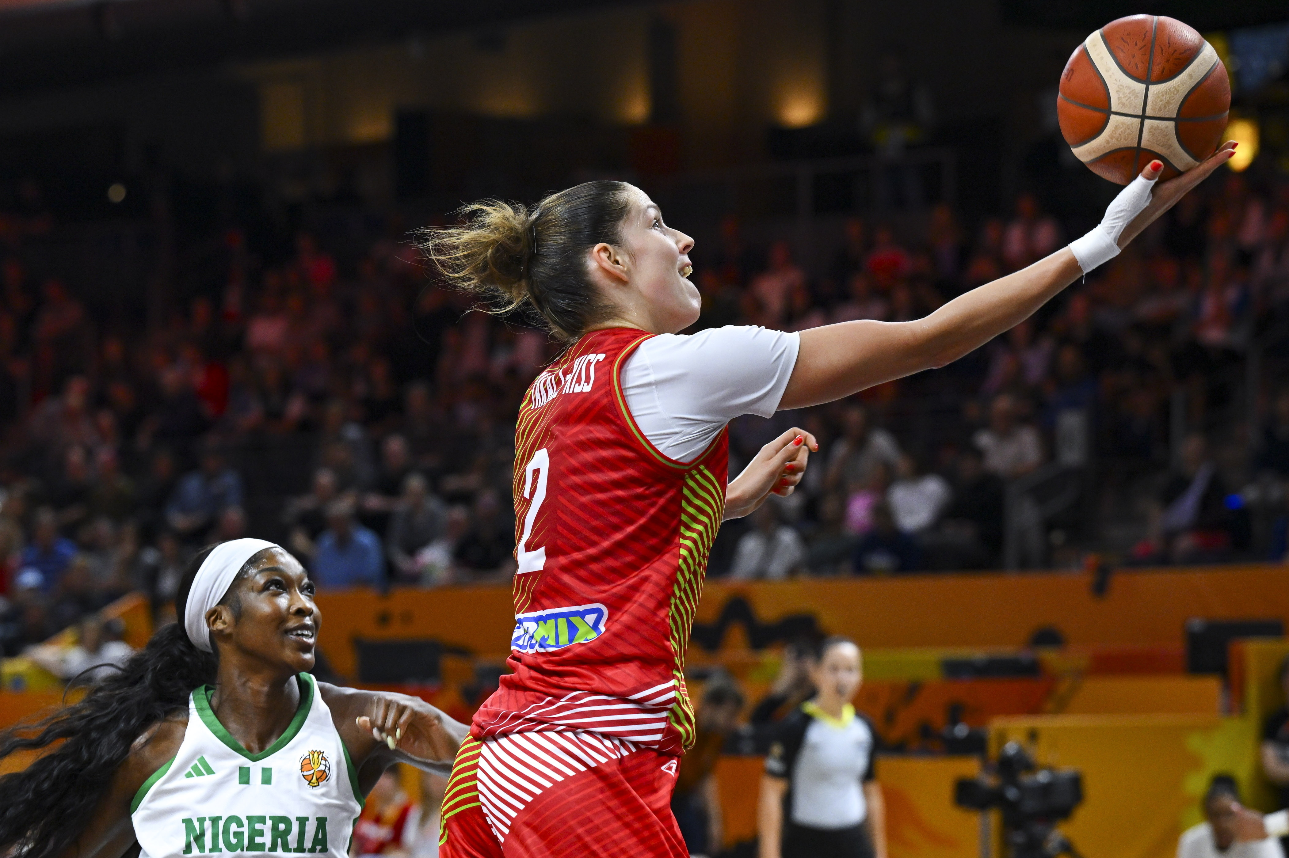 Takács-Kiss Virág (j) és a nigériai Victoria Macaulay.