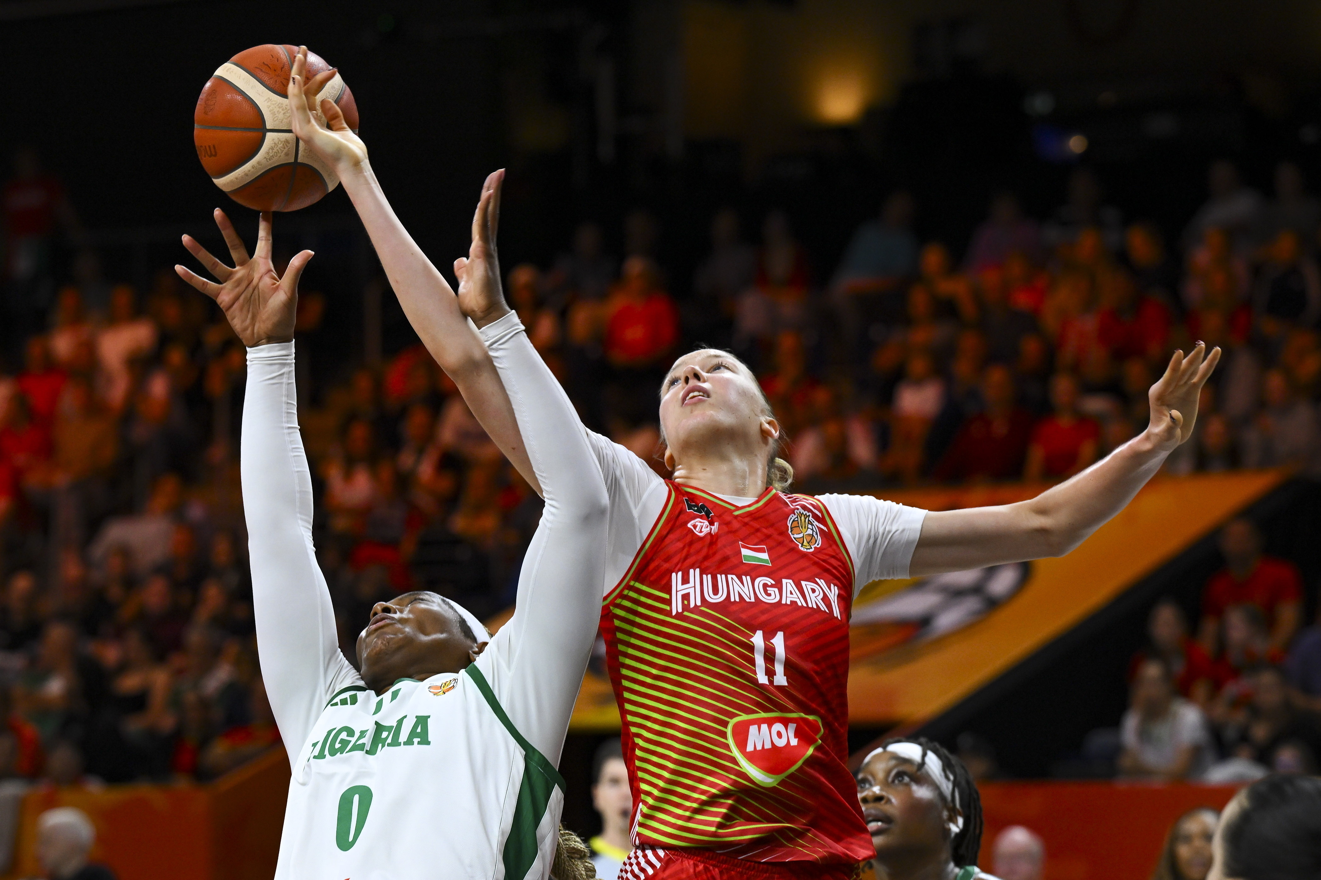 Josepovits Kinga (j) és a nigériai Amy Okonkwo.