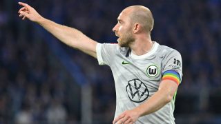 25 May 2026, North Rhine-Westphalia, Paderborn: Soccer, Men: Bundesliga - Relegation, SC Paderborn 07 - VfL Wolfsburg, Relegation, Second leg, Home Deluxe Arena. Christian Eriksen (VfL Wolfsburg) gives instructions. Photo: Swen Pförtner/dpa - IMPORTANT NOTE: In accordance with the regulations of the DFL German Football League and the DFB German Football Association, it is prohibited to utilize or have utilized photographs taken in the stadium and/or of the match in the form of sequential images and/or video-like photo series.