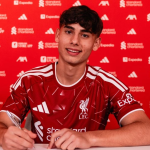 Farkas Erik profi szerződést kötött a Liverpoollal.