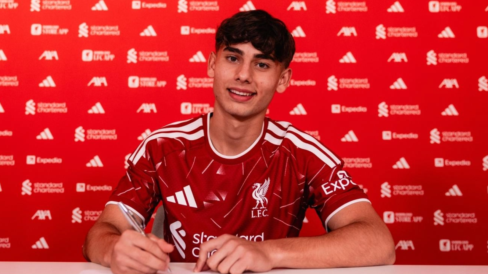 Farkas Erik profi szerződést kötött a Liverpoollal.