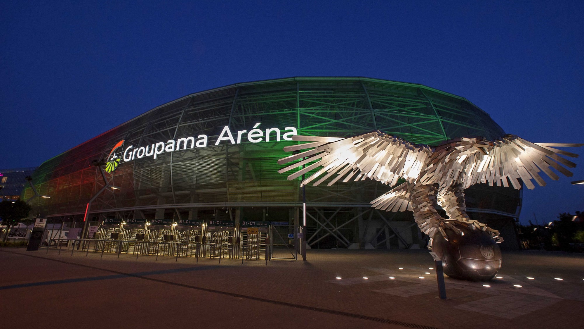 A nemzeti színekkel megvilágított Groupama Aréna a Németország-Magyarország labdarúgó-mérkőzés alatt 2021. június 23-án.