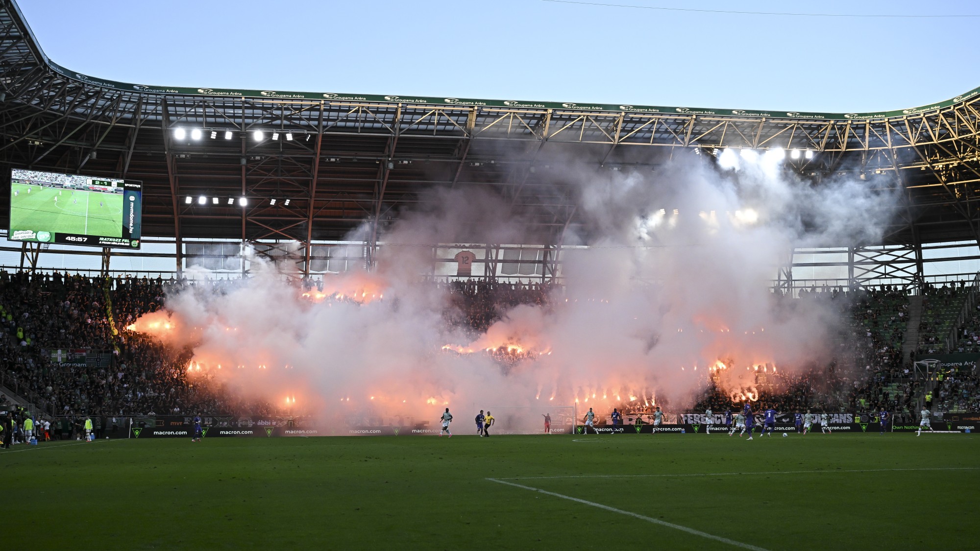 A Ferencváros szurkolói a labdarúgó OTP Bank Liga 7. fordulójában játszott Ferencvárosi TC - Újpest FC mérkőzésen a Groupama Arénában 2026. szeptember 6-án. A végeredmény 2-2-es döntetlen.