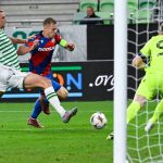 Toon Raemaekers, a Ferencváros (b) és Matej Vydra, a Viktoria Plzen játékosa a labdarúgó Európa-liga alapszakaszának első fordulójában játszott Ferencváros TC - Viktoria Plzen mérkőzésen a budapesti Groupama Arénában 2025. szeptember 25-én.