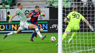 Toon Raemaekers, a Ferencváros (b) és Matej Vydra, a Viktoria Plzen játékosa a labdarúgó Európa-liga alapszakaszának első fordulójában játszott Ferencváros TC - Viktoria Plzen mérkőzésen a budapesti Groupama Arénában 2025. szeptember 25-én.