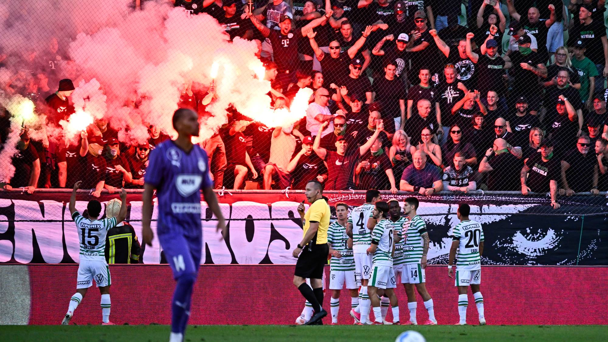 A gólszerző Bamidele Yusufnak, a Ferencváros játékosának (j3) gratulálnak csapattársai a labdarúgó OTP Bank Liga 7. fordulójában játszott Ferencvárosi TC - Újpest FC mérkőzésen a Groupama Arénában 2026. szeptember 6-án.