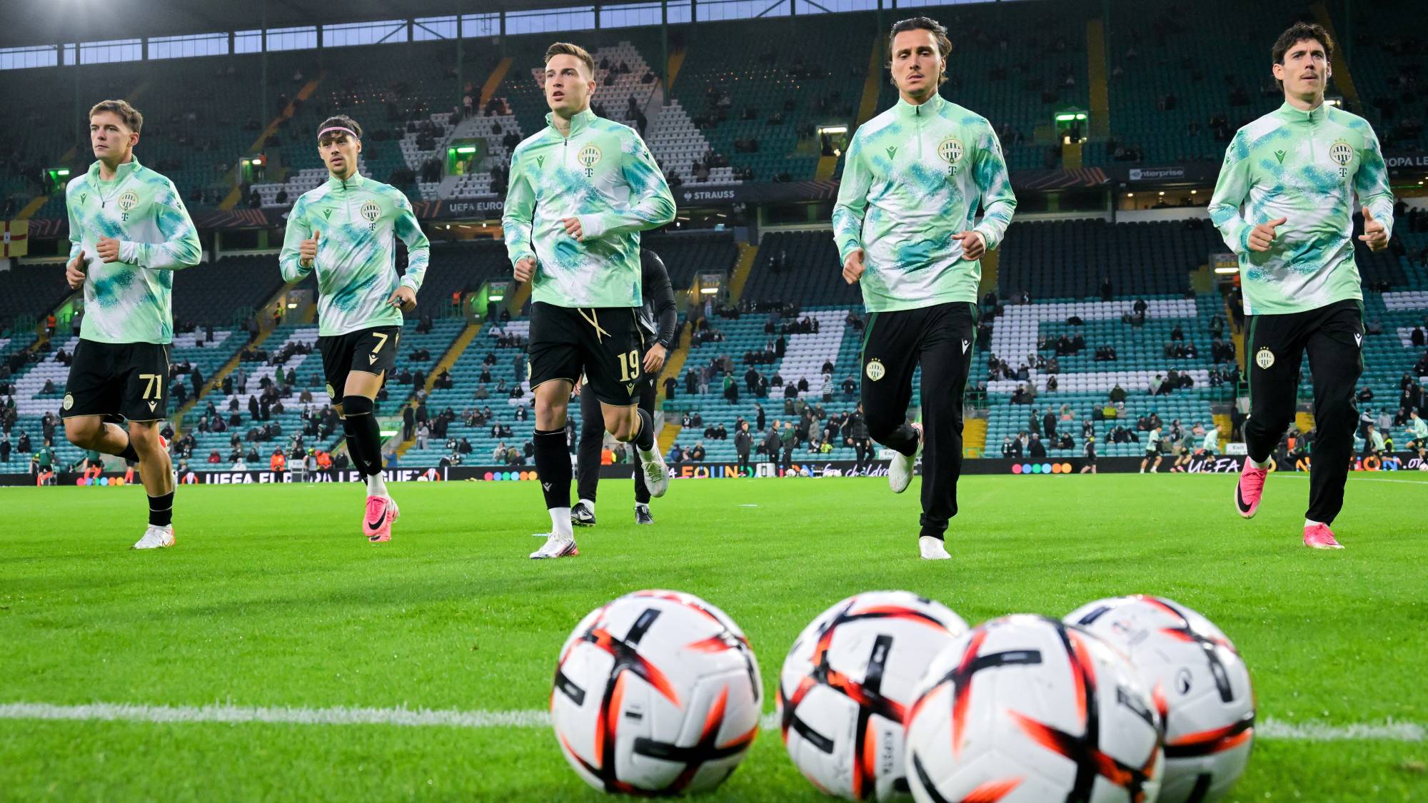 A Ferencváros játékosai melegítenek a labdarúgó Európa-liga alapszakasza első fordulójának Celtic FC - Ferencvárosi FC mérkőzése előtt Glasgowban 2026. szeptember 17-én.