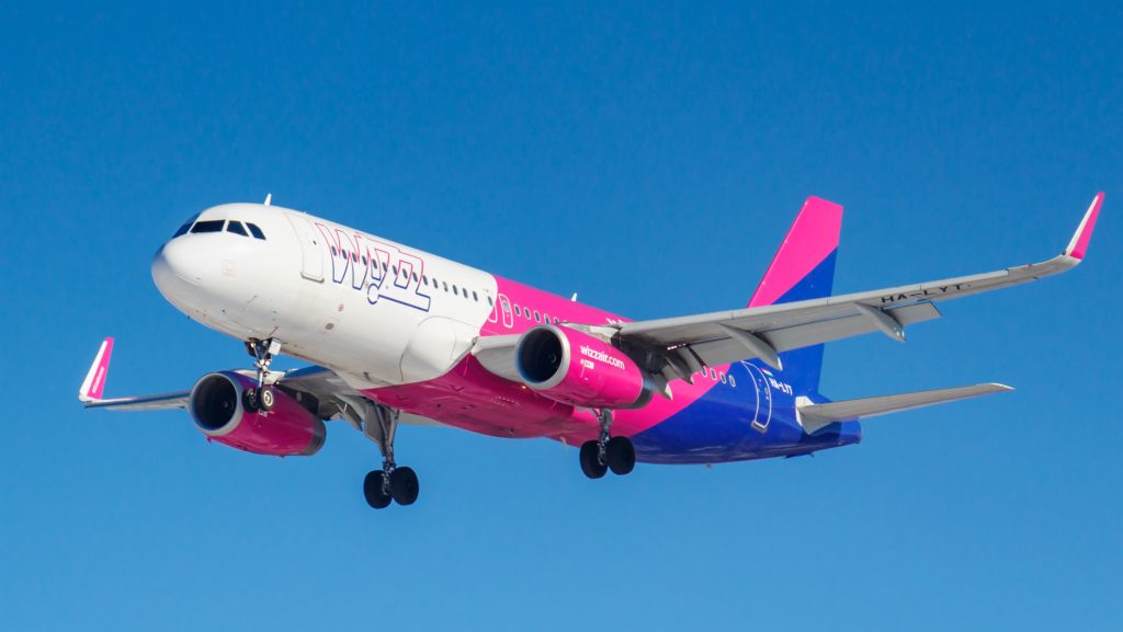 Súlyos milliókat fizethet a Wizz Airnek a részeg utas, aki miatt kényszerleszállást hajtott végre egy járatuk