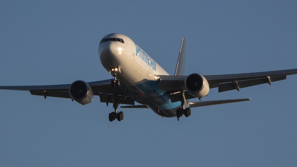 Lángoló Boeing 767-es okozott riadalmat a Miami reptéren: túlfutott a kifutópályán, közúton állt meg