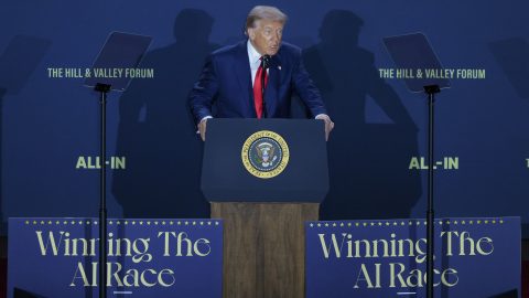 Donald Trump a Washingtoni AI Summiton arról beszélt, mindent beleadnak az MI-verseny megnyerésébe.