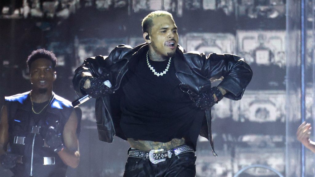 Sokak szerint átlépte az intimitás határát Chris Brown: ezt művelte a színpadon rajongójával