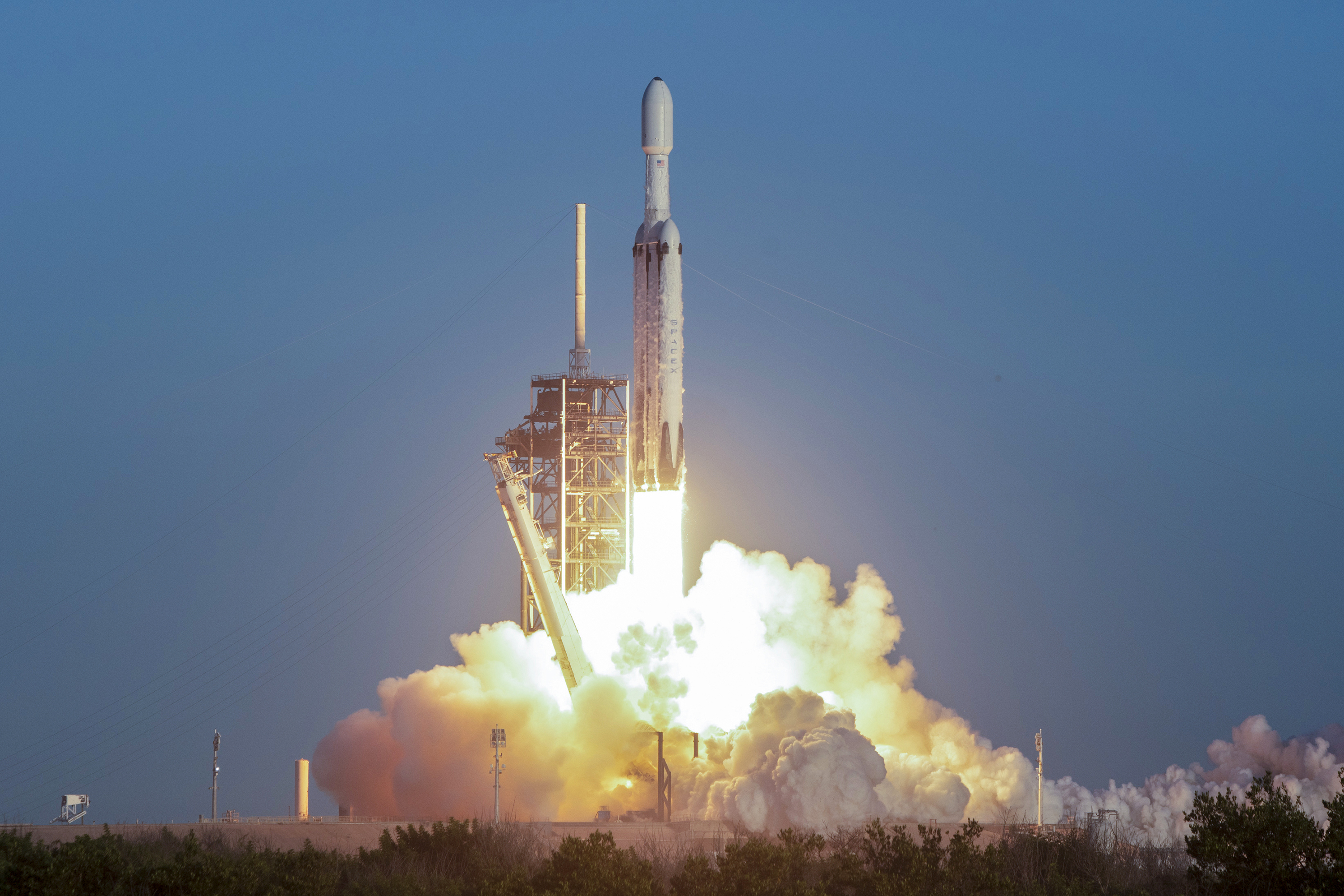 A SpaceX Falcon Heavy rakétája a NASA Nancy Grace Roman űrtávcsövével a fedélzetén a magasba emelkedik a floridai Cape Canaveralban 2026. augusztus 30-án.