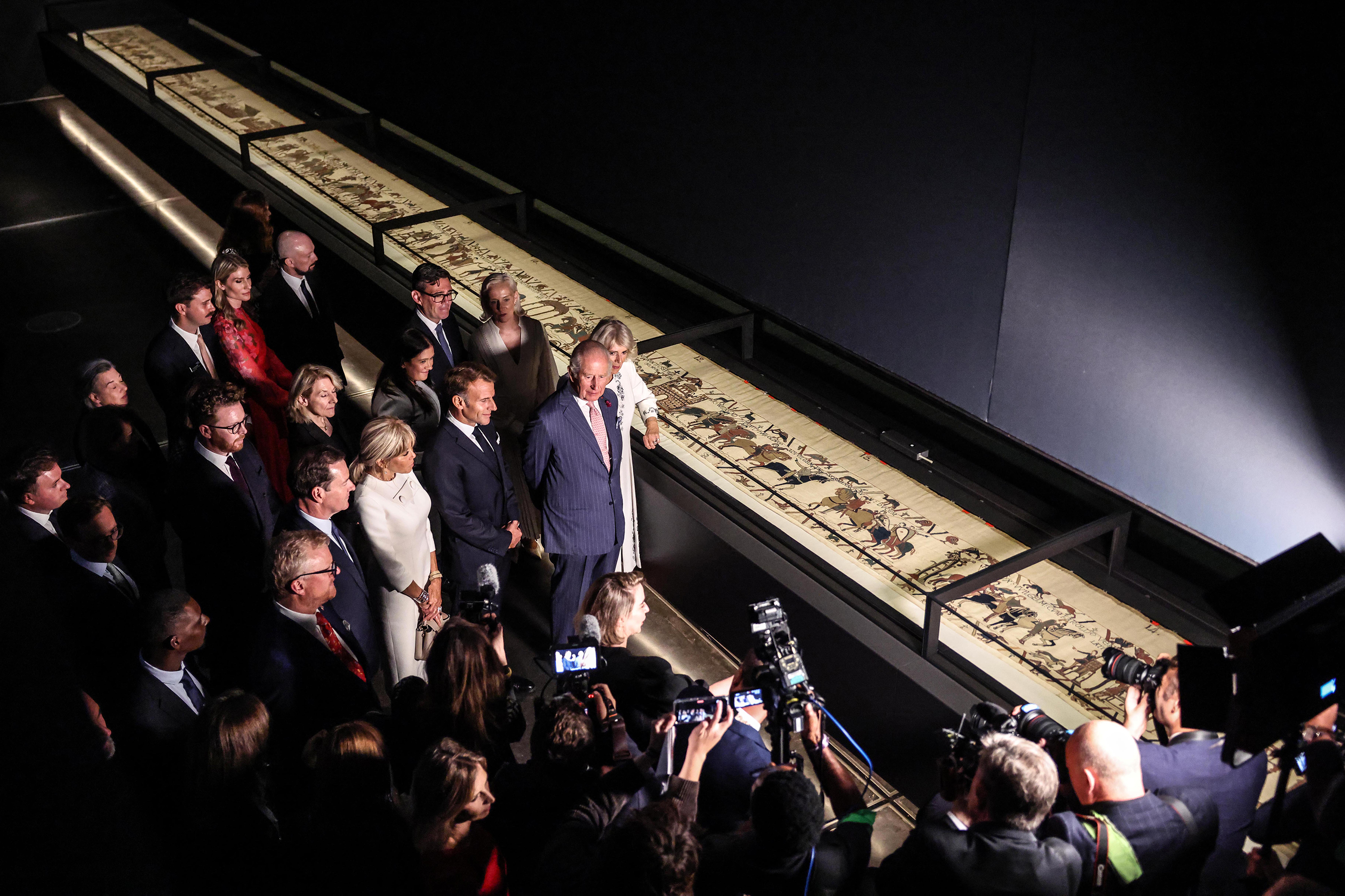 III. Károly brit király és Kamilla királyné, Emmanuel Macron francia elnök és felesége, valamint Andy Burnham brit miniszterelnök és neje a Bayeux-i falikárpit kiállításon a londoni British Museumban 2026. szeptember 2-án.