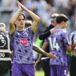 A csapat angol Alexe, Alex Scott tapsolja meg a szurkolókat.