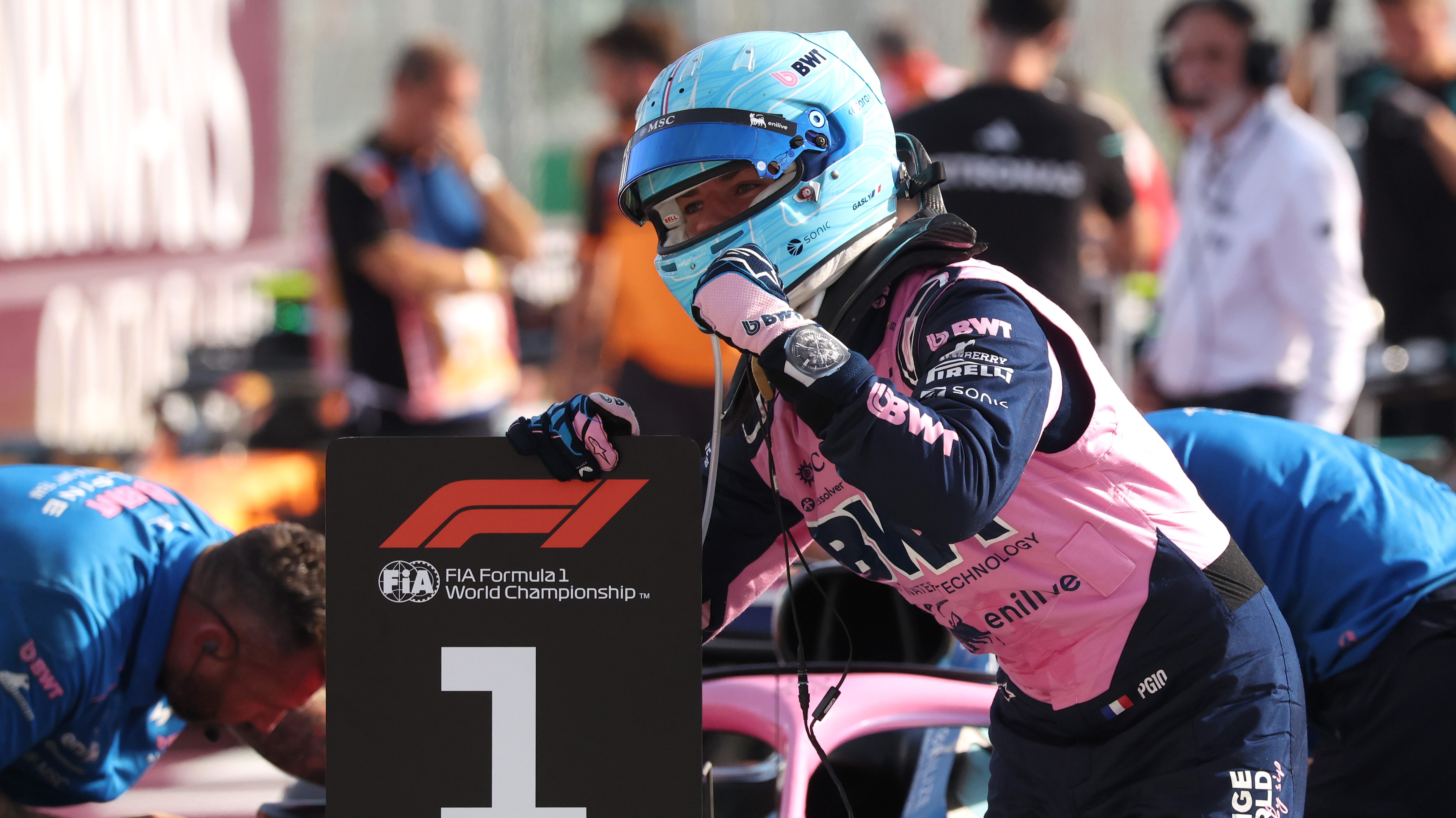 Pierre Gasly ünnepli a pole pozíció megszerzését Monzában.