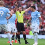Michael Oliver játékvezetú a manchesteri rangadón.