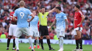 Michael Oliver játékvezetú a manchesteri rangadón.