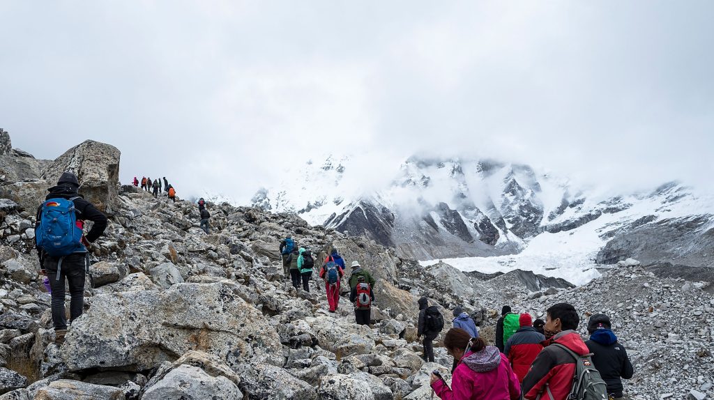 Lavina zúdult egy hegymászócsapatra a Himalájában: 2 ember meghalt, tucatnyian eltűntek