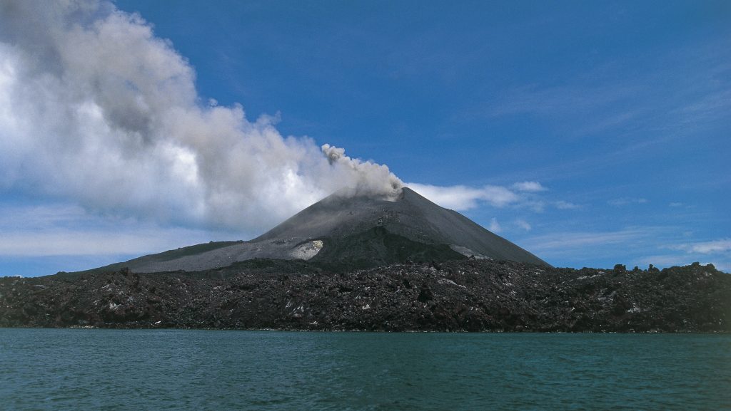 8 reptér állt le Indonéziában a Krakatau kitörése miatt: 170 ezer utas ragadt az országban