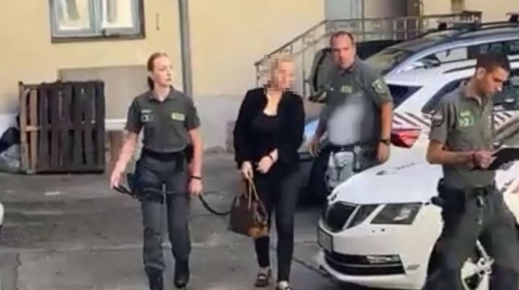 Vezetőszáron vitték a bíróságra Fásy Ádám feleségét Kecskeméten