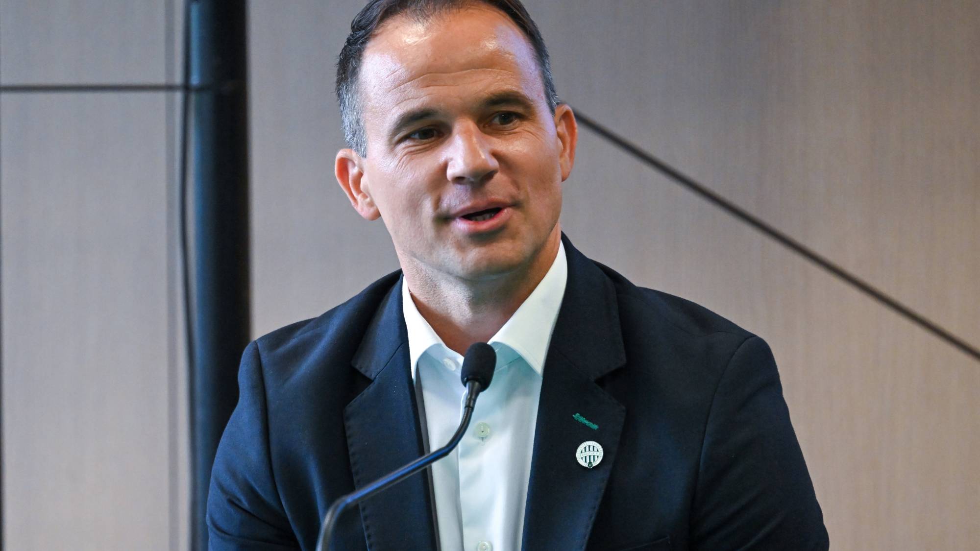 Hajnal Tamás, a Ferencváros sportigazgatója az FTC legendás labdarúgójáról, Fenyvesi Mátéról elnevezett díj alapítása alkalmából rendezett ünnepségen a Groupama Arénában 2023. szeptember 19-én. Az elismerést minden évben a klub olyan U15-ös korosztályú játékosa kaphatja meg, aki a Ferencváros 76-szoros válogatott balszélsője szellemiségének megfelelően teljesít.