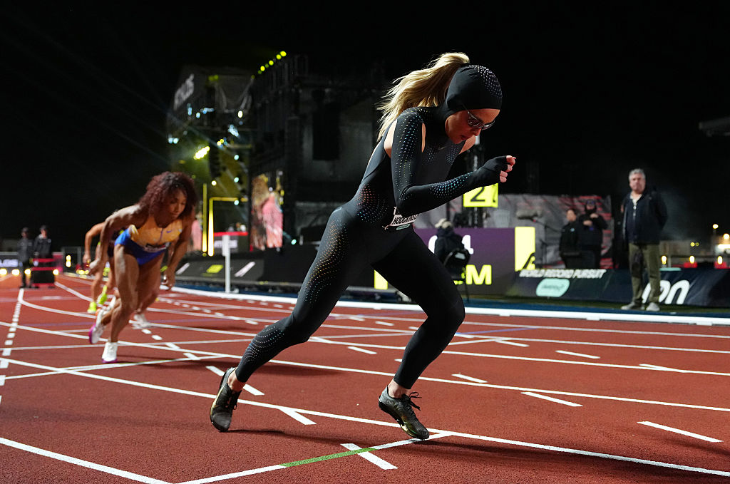 Keely Hodkinson segítségével egy éven át fejlesztették a fekete ruhát.