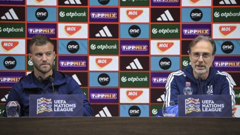 Andrij Jarmolenko labdarúgó (b) és Andrea Maldera, szövetségi kapitány az ukrán labdarúgó-válogatott sajtótájékoztatóján a Puskás Arénában 2026. szeptember 24-én.