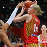 Juhász Dorka (j) és az amerikai Napheesa Collier a női kosárlabda-világbajnokság negyeddöntőjében játszott Egyesült Államok - Magyarország mérkőzésen a Berlin Arénában 2026. szeptember 10-én.